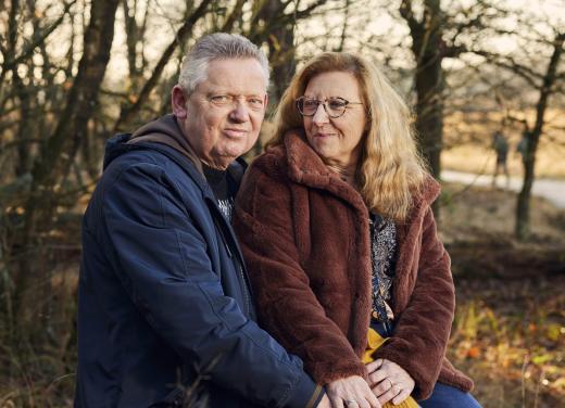 Theo en Anita zitten samen in het bos