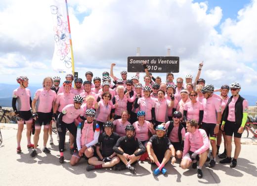 Sandra en alle andere fietsers van Give en Live bovenop de Mont Ventoux