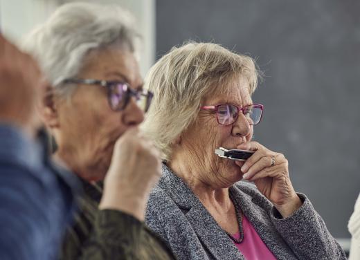 vrijwilliger Margriet verheijden mondharmonica