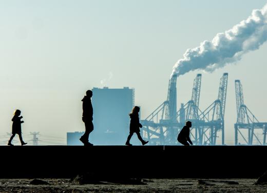 Foto familie wandelend bij industrie