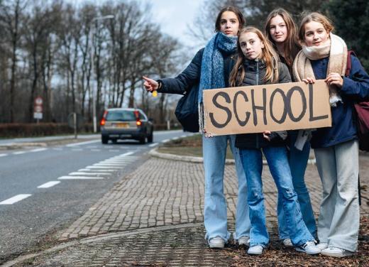 Foto meisjes liftend naar school - manifest Samen verkleinen we de afstand