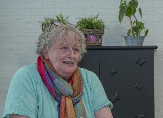 Mevrouw in Longcafé