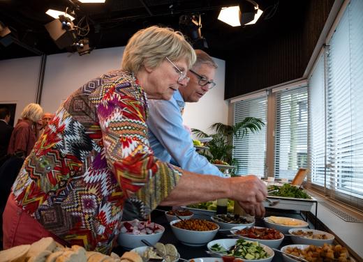 Deelnemers bij het saladebuffet tijdens de kennisbijeenkomst gezonde lucht op 4 sept 2024