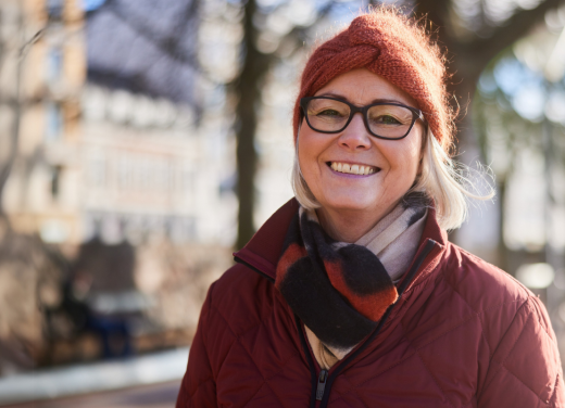 Vrouw met haarband buiten in de winter
