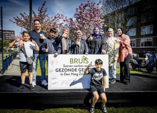 Bord met bewoners Bruis