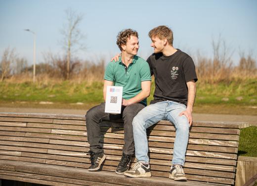 Koen en Thomas collecteren voor Longfonds met de QR-drager
