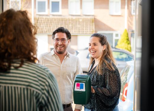 Nick en Ans aan de deur voor de collecte van Longfonds