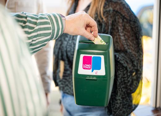 Gever doet geld in een groene collectebus