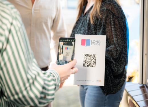 Gever scant de QR-code op de QR-drager om te doneren aan Longfonds