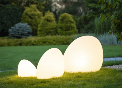 Verlichte paaseieren in tuin
