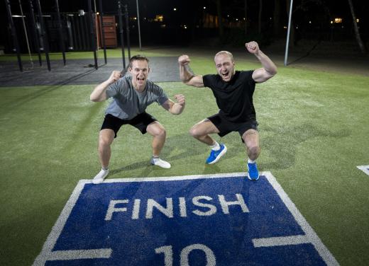 Aljoja en Joris juichen bij de finish