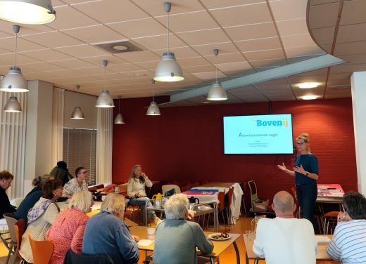 Deelnemers luisteren aandachtig