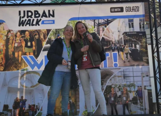 Daphne en een vriendin laten medaille van Urban Walk zien