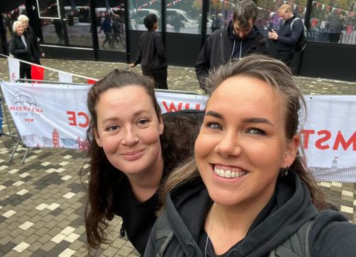 Patricia en een vriendin maken selfie bij een wandelevenement