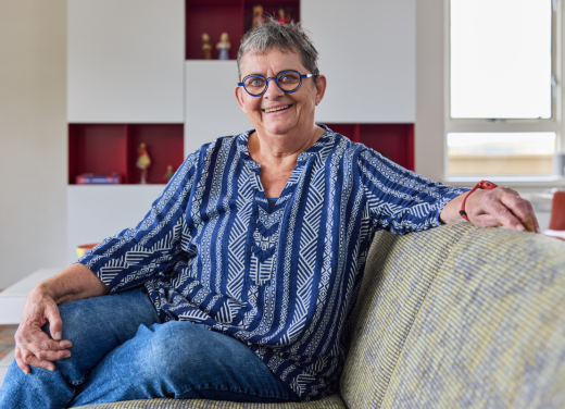 Liesbeth Dingemans in haar appartement op de bank