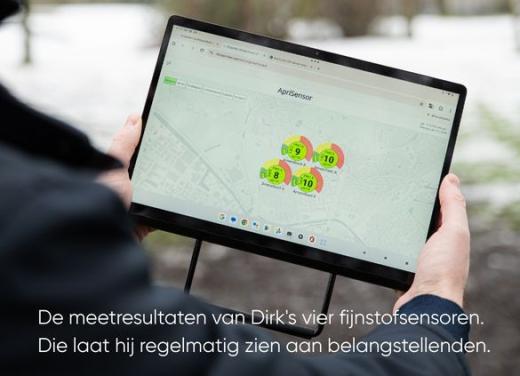 Foto Dirk Littooij met meetresultaten van zijn fijnstofsensoren