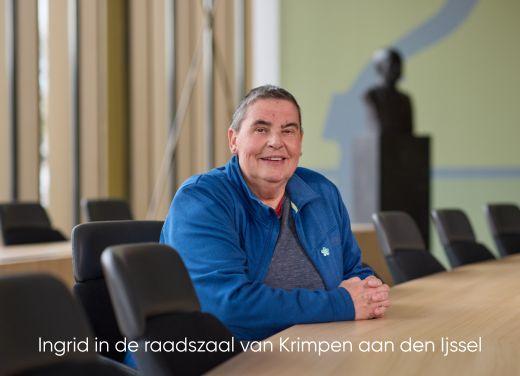 Ingrid Bakker in de raadszaal van Krimpen aan den Ijssel