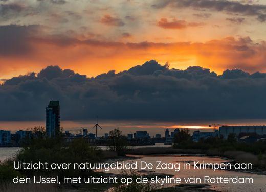 Uitzicht over natuurgebied De Zaag in Krimpen aan den IJssel, met uitzicht op de skyline van Rotterdam
