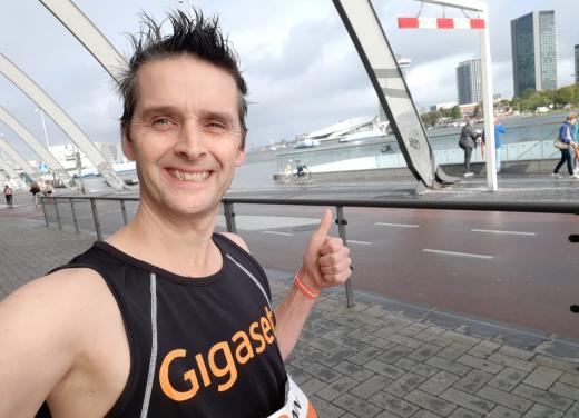 Johan Kunz steekt duim op tijdens Dam tot Dam loop