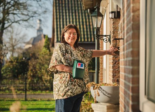 Annemieke belt aan met collectebus