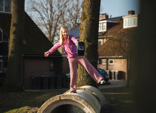 Kind speelt met collectebus