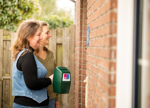 Twee vrouwen bellen aan om te collecteren