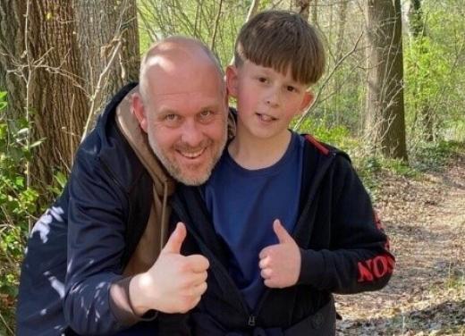 Vader en zoon houden duim omhoog