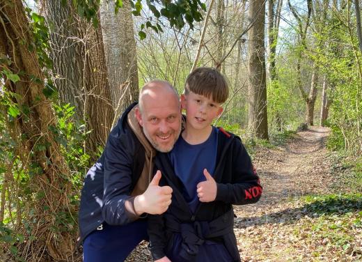 Papa en jongetje steken trots duim omhoog