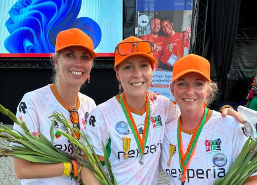 Drie vrouwen lachen