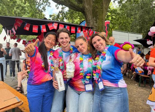 Drie vrouwen en een man lachen