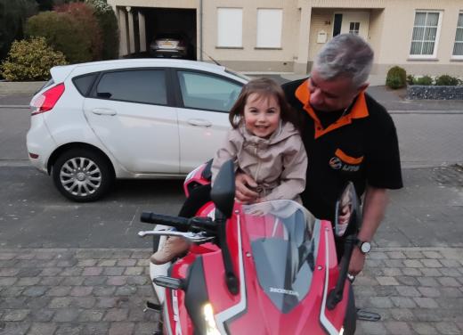 John op de motor met kleinkindje