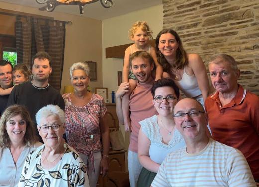 Hele familie lacht