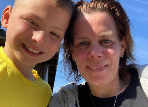 Mama en zoon lachen voor de foto