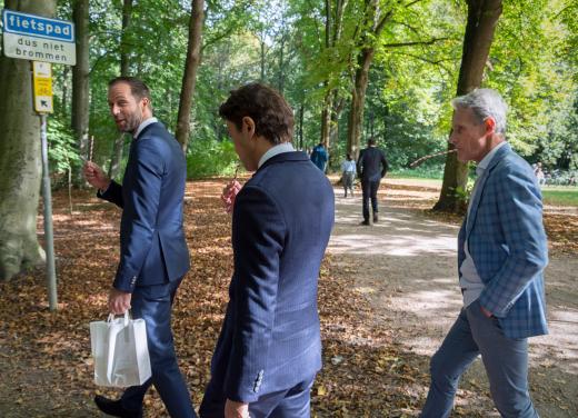 De Kamerleden en Károly Illy ademen door een rietje tijdens de wandeling om de benauwdheid na te bootsen die mensen met een longziekte kunnen hebben.