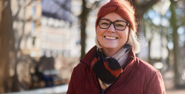 Vrouw met haarband buiten in de winter