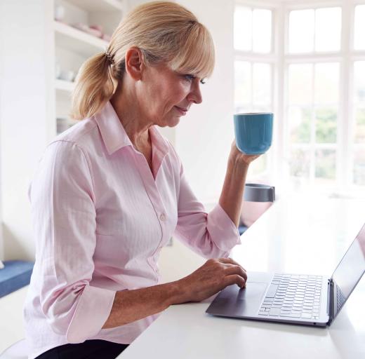 Digitale koffietafel, dame met mok koffie achter een laptop